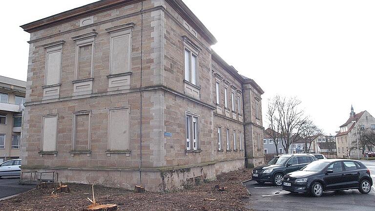 Der Sandsteinbau des ehemaligen Kreiskrankenhauses mit dem Isolierbau soll stehen bleiben und gesichert werden. Das wird in dem einen Bürgerbegehren gefordert.