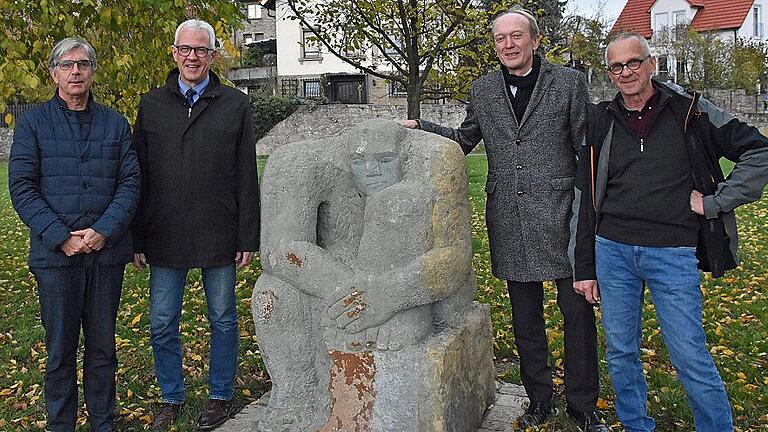 Das Kulturforum Haßfurt übergab die Skulptur &bdquo;Der Hockende&ldquo; von Gerhard Nerowski aus Königsberg am Donnerstag der Öffentlichkeit. Sie markiert an der Mainlände westlich des Parkplatzes am Tränkberg den Beginn eines Skulpturenwegs. Unser Bild zeigt (von links) Sponsor Peter Kuhn, Bürgermeister Günther Werner, Kulturforum-Vorsitzenden Horst Hofmann und Künstler Gerhard Nerowski.