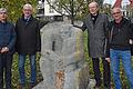 Das Kulturforum Haßfurt übergab die Skulptur &bdquo;Der Hockende&ldquo; von Gerhard Nerowski aus Königsberg am Donnerstag der Öffentlichkeit. Sie markiert an der Mainlände westlich des Parkplatzes am Tränkberg den Beginn eines Skulpturenwegs. Unser Bild zeigt (von links) Sponsor Peter Kuhn, Bürgermeister Günther Werner, Kulturforum-Vorsitzenden Horst Hofmann und Künstler Gerhard Nerowski.