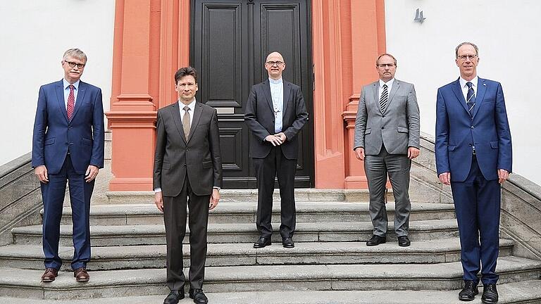 Nach der Vertragsunterzeichnung zum neuen Forschungsprojekt vor dem Bischofshaus (von links): Universitätskanzler Uwe Klug, Prof. Dominik Burkard, Bischof Franz Jung, Bischöflicher Finanzdirektor Sven Kunkel und Universitätspräsident Dr. Paul Pauli.