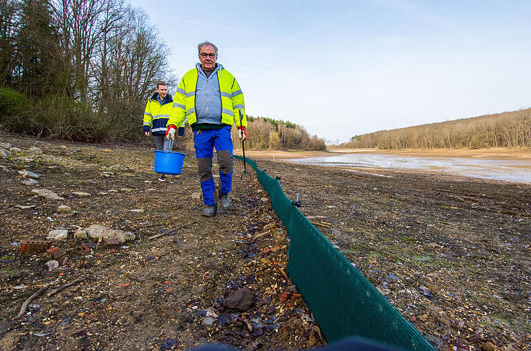 Wasserbauer Martin Müller beim Krötensammeln mit seinem Kollegen Jonathan Haenauer am Ellertshäuser See.