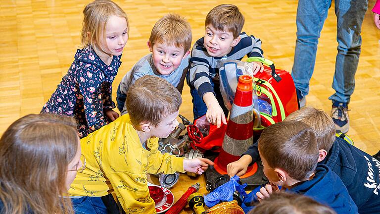 Welche Geräte befinden sich im Feuerwehrauto? Die Mädchen und Jungen der Dittelbrunner Kinderfeuerwehr wissen darüber ganz genau Bescheid. Kreisbandmeisterin Nadine Bechmann (vorne links) erklärt in der Gruppenstunde, wofür die Gerätschaften benötigt werden. Welche Geräte befinden sich im Feuerwehrauto? Die Mädchen und Jungen der Dittelbrunner Kinderfeuerwehr wissen darüber ganz genau Bescheid. Kreisbandmeisterin Nadine Bechmann (vorne links) erklärt in der Gruppenstunde, wofür die Gerätschaften benötigt werden.