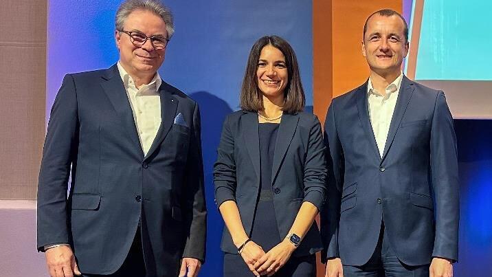 Wechsel und Beständigkeit an der Spitze der VR Bank Kitzingen (von links): der bestätigte Aufsichtsratsvorsitzende Leonhard Knoll, das neue Vorstandsmitglied Selina Gruß und der scheidende Vorstand Thomas Hemrich. Wechsel und Beständigkeit an der Spitze der VR Bank Kitzingen (von links): der bestätigte Aufsichtsratsvorsitzende Leonhard Knoll, das neue Vorstandsmitglied Selina Gruß und der scheidende Vorstand Thomas Hemrich.