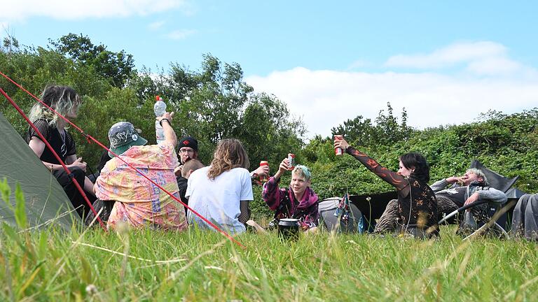 Punk-Protestcamp 'Aktion Sylt' auf Sylt gestartet       -  Mit ihrer Aktion wollen die Teilnehmer auf Sylt unter anderem Kritik am Kapitalismus üben.