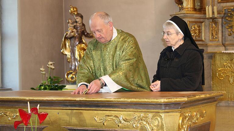 Ein Abschied für immer: Domkapitular Krämer löst die Reliquien aus dem Altar. Schwester Monika steht ihm beim Vollzug dieses traurigen Akts in der Klostergeschichte Heidenfelds bei. Ein Abschied für immer: Domkapitular Krämer löst die Reliquien aus dem Altar. Schwester Monika steht ihm beim Vollzug dieses traurigen Akts in der Klostergeschichte Heidenfelds bei.