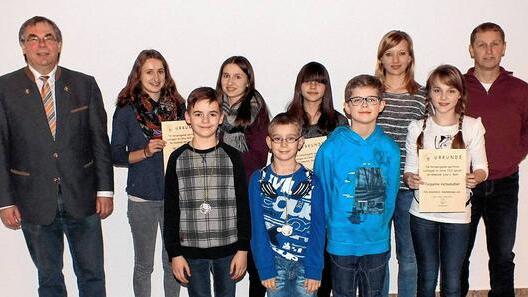 Ein Schattendasein fristet vielerorts das „Geräteturnen“. Nicht so beim TV Sand, dessen Turnerinnen und Turner mit Trainer Burkhard Höhn (rechts) immer wieder herausragende Platzierungen im Turngau Schweinfurt erreichen. Dazu gratulierte Bürgermeister Bernhard Ruß (links). Ein Schattendasein fristet vielerorts das „Geräteturnen“. Nicht so beim TV Sand, dessen Turnerinnen und Turner mit Trainer Burkhard Höhn (rechts) immer wieder herausragende Platzierungen im Turngau Schweinfurt erreichen. Dazu gratulierte Bürgermeister Bernhard Ruß (links).