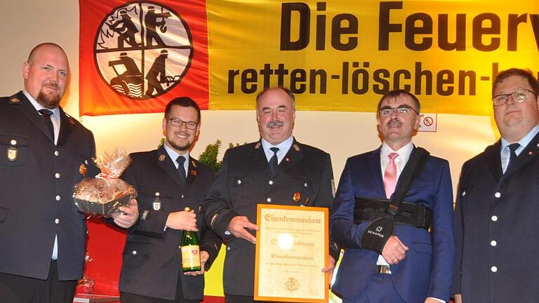 Stefan Hofmann wurde zum Ehrenkommandanten der FFW Nüdlingen ernannt (von links): Stefan Eichholz (Vorsitzender des Feuerwehrvereins), Florian Wilm (2. Kommandant der FFW Nüdlingen), Stefan Hofmann, Bürgermeister Harald Hofmann, Alexander Frey (1. Kommandant). Foto: Arthur Stollberger - Stefan Hofmann wurde zum Ehrenkommandanten der FFW Nüdlingen ernannt (von links): Stefan Eichholz (Vorsitzender des Feuerwehrvereins), Florian Wilm (2. Kommandant der FFW Nüdlingen), Stefan Hofmann, Bürgermeister Harald Hofmann, Alexander Frey (1. Kommandant). Foto: Arthur Stollberger Stefan Hofmann wurde zum Ehrenkommandanten der FFW Nüdlingen ernannt (von links): Stefan Eichholz (Vorsitzender des Feuerwehrvereins), Florian Wilm (2. Kommandant der FFW Nüdlingen), Stefan Hofmann, Bürgermeister Harald Hofmann, Alexander Frey (1. Kommandant). Foto: Arthur Stollberger - Stefan Hofmann wurde zum Ehrenkommandanten der FFW Nüdlingen ernannt (von links): Stefan Eichholz (Vorsitzender des Feuerwehrvereins), Florian Wilm (2. Kommandant der FFW Nüdlingen), Stefan Hofmann, Bürgermeister Harald Hofmann, Alexander Frey (1. Kommandant). Foto: Arthur Stollberger