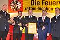 Stefan Hofmann wurde zum Ehrenkommandanten der FFW Nüdlingen ernannt (von links):  Stefan Eichholz (Vorsitzender des Feuerwehrvereins),  Florian Wilm (2. Kommandant der FFW Nüdlingen),  Stefan Hofmann, Bürgermeister Harald Hofmann,  Alexander Frey (1. Kommandant).  Foto: Arthur Stollberger       -  Stefan Hofmann wurde zum Ehrenkommandanten der FFW Nüdlingen ernannt (von links):  Stefan Eichholz (Vorsitzender des Feuerwehrvereins),  Florian Wilm (2. Kommandant der FFW Nüdlingen),  Stefan Hofmann, Bürgermeister Harald Hofmann,  Alexander Frey (1. Kommandant).  Foto: Arthur Stollberger