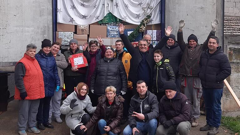 Die Freude war groß in Ost-Kroatien, als der Auflieger des Sattelschleppers geöffnet wurde und die weihnachtlich geschmückte Ladefläche mit Hunderten Geschenkpaketen zum Vorschein kam. Das Team aus Ehrenamtlichen kümmerte sich um die Verteilung der Hilfsgüter.