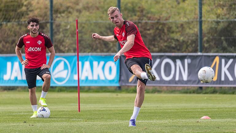 Schusstraining: Neuzugang Felix Göttlicher (rechts) bei seiner ersten Einheit mit dem neuen Team. Im Hintergrund beobachtet Gastspieler Domenico Alberico die Szene. Schusstraining: Neuzugang Felix Göttlicher (rechts) bei seiner ersten Einheit mit dem neuen Team. Im Hintergrund beobachtet Gastspieler Domenico Alberico die Szene.