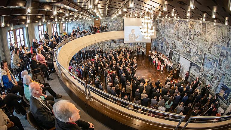 Rund 400 Menschen waren am Sonntag in den Ratssaal gekommen, um sich von OB Christian Schuchardt und Bürgermeister Martin Heilig persönlich einen guten Start ins neue Jahr wünschen zu lassen. Rund 400 Menschen waren am Sonntag in den Ratssaal gekommen, um sich von OB Christian Schuchardt und Bürgermeister Martin Heilig persönlich einen guten Start ins neue Jahr wünschen zu lassen.