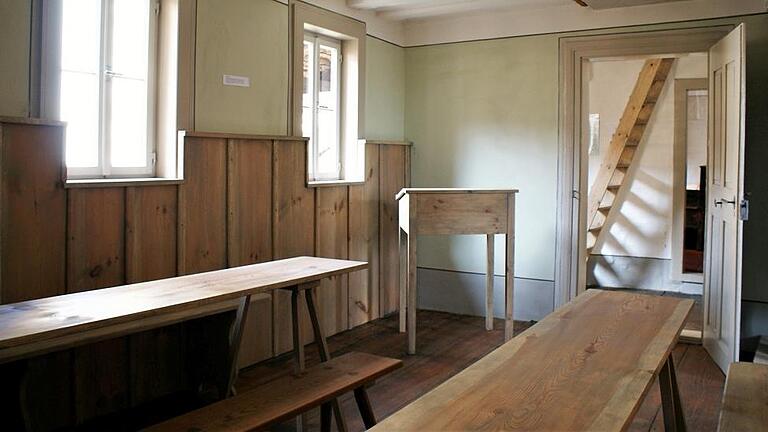 Das Klassenzimmer und gleichzeitig Wohnstube des Lehrers im Torhaus der Kirchenburg.