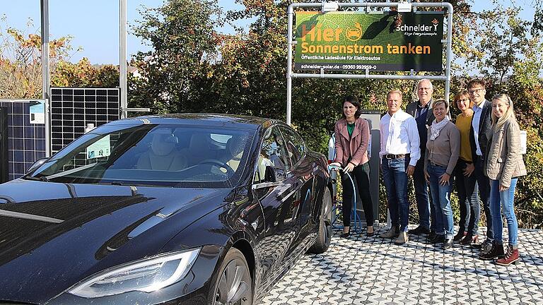 Die Firma Schneider-Solar ist ein Vorreiter für erneuerbare Energien in dieser Region. Bei einem Kurzbesuch nutzte die Bundesvorsitzende der Grünen, Annalena Baerbock, die Gelegenheit in Stetten ihr Elektromobil an der Landestation &bdquo;aufzutanken&rdquo;.