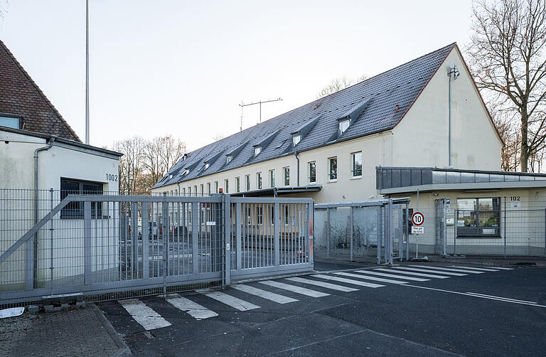 Das Ankerzentrum der Regierung von Unterfranken befindet sich direkt an der Hauptzufahrt zum künftigen Gewerbepark Conn Barracks.