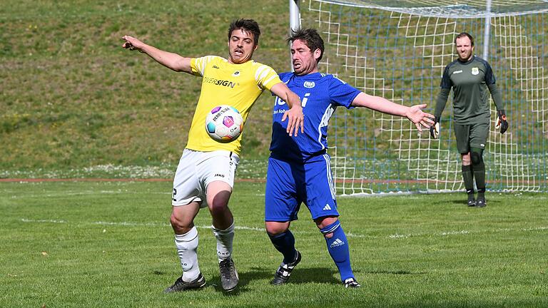 Michael Kraus (links, FV Egenhausen) und Marcel Krug (Mitte) vom TV Jahn Schweinfurt bemühen sich um den Ball. Michael Kraus (links, FV Egenhausen) und Marcel Krug (Mitte) vom TV Jahn Schweinfurt bemühen sich um den Ball.