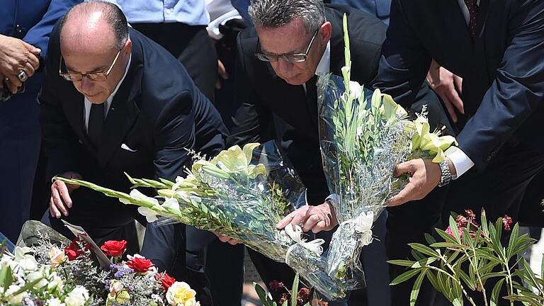 Angriff auf Touristenhotel in Tunesien - Trauer in Tunesien: Gemeinsam mit seinen Amtskollegen aus Frankreich, Bernard Cazneuve (links), und Mohamed Gharsalli aus Tunesien (rechts) hat Bundesinnenminister Thomas de Maiziere der Anschlagsopfer von Sousse gedacht. Angriff auf Touristenhotel in Tunesien - Trauer in Tunesien: Gemeinsam mit seinen Amtskollegen aus Frankreich, Bernard Cazneuve (links), und Mohamed Gharsalli aus Tunesien (rechts) hat Bundesinnenminister Thomas de Maiziere der Anschlagsopfer von Sousse gedacht.