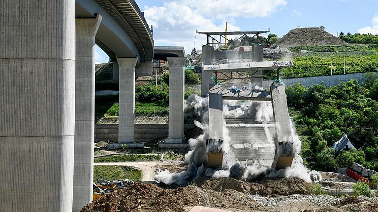 Links die neue Brücke, rechts die alten Häuser: Bei der Sprengung der Pfeiler der A3-Talbrücke bei&nbsp; Heidingsfeld am Dienstag war Präzision gefragt.