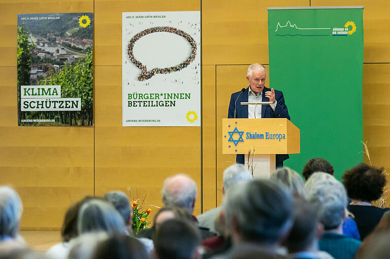 Fritz Kuhn bei seiner Rede vor rund 350 Zuhörern im Shalom Europa. Fritz Kuhn bei seiner Rede vor rund 350 Zuhörern im Shalom Europa.