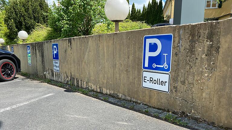 Teil des Mobilitätskonzeptes des Leopoldina Krankenhauses sind auch eigene Stellplätze für E-Roller und Scooter. Teil des Mobilitätskonzeptes des Leopoldina Krankenhauses sind auch eigene Stellplätze für E-Roller und Scooter.