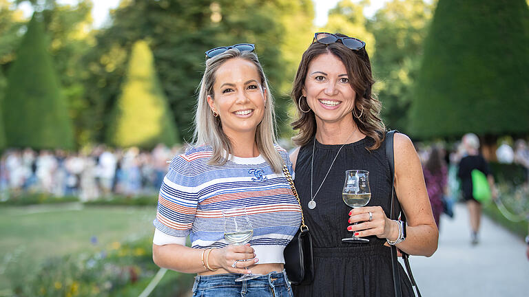 Zahlreiche Menschen besuchen am Freitag Abend 07.07.23 das Hofgarten Weinfest vor der wunderschönen Residenz in Würzburg.