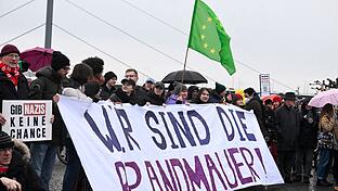 Demonstration zur Migrationspolitik       -  Demonstranten in Düsseldorf protestieren gegen die Abstimmung der Union mit der AfD.