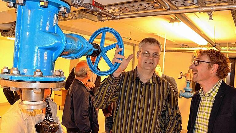 „Was passiert wenn ich jetzt hier drehe?“ Wassergruppen-Delegierter Michael Schinnagel (am Rad) und Bürgermeister Marcus Wessels bei der Besichtigung des Hochbehälters Ilmspan. „Was passiert wenn ich jetzt hier drehe?“ Wassergruppen-Delegierter Michael Schinnagel (am Rad) und Bürgermeister Marcus Wessels bei der Besichtigung des Hochbehälters Ilmspan.