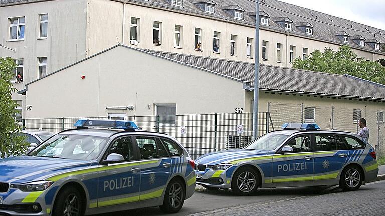 Asylunterkunft durch Polizei abgeriegelt       -  840 Polizeieinsätze gab es zwischen August 2017 und Juli 2018 in der Schweinfurter Aufnahmeeinrichtung. Die Bandbreite reichte von Hilfeleistungen und Unterstützungen des Rettungsdienstes bis hin zur Schlichtung von Streitigkeiten oder die Aufnahme von Straftaten.