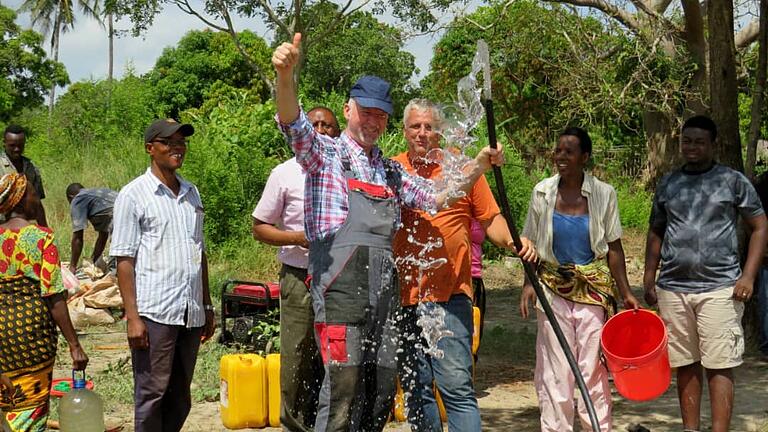 Mwanabito, etwa 15 bis 20 Kilometer von Mlandizi entfernt, hat jetzt auch frisches, sauberes Trinkwasser. Vor der Brunnenbohrung 2019 holten die Dorfbewohner ihr Wasser aus dem Fluss.