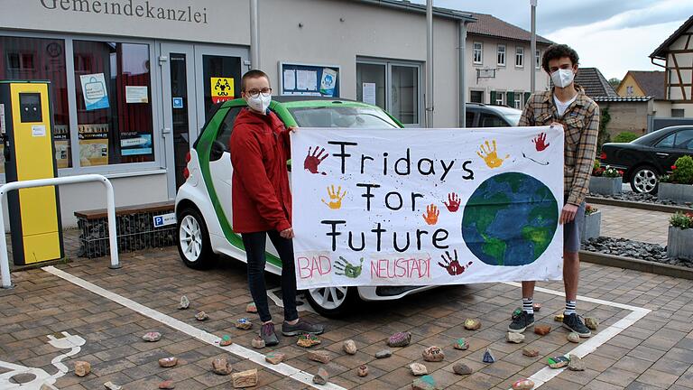 Das ist die Zukunft, stellen hier Pauline Beck und Peter Diestel dar. Das Elektroauto an der E-Tanksäule hat Gerlinde Büttner aus Bastheim zur Verfügung gestellt. Die Mitglieder der Fridays-for Future-Bewegung sind durch Steinsymbole vertreten. Das ist die Zukunft, stellen hier Pauline Beck und Peter Diestel dar. Das Elektroauto an der E-Tanksäule hat Gerlinde Büttner aus Bastheim zur Verfügung gestellt. Die Mitglieder der Fridays-for Future-Bewegung sind durch Steinsymbole vertreten.