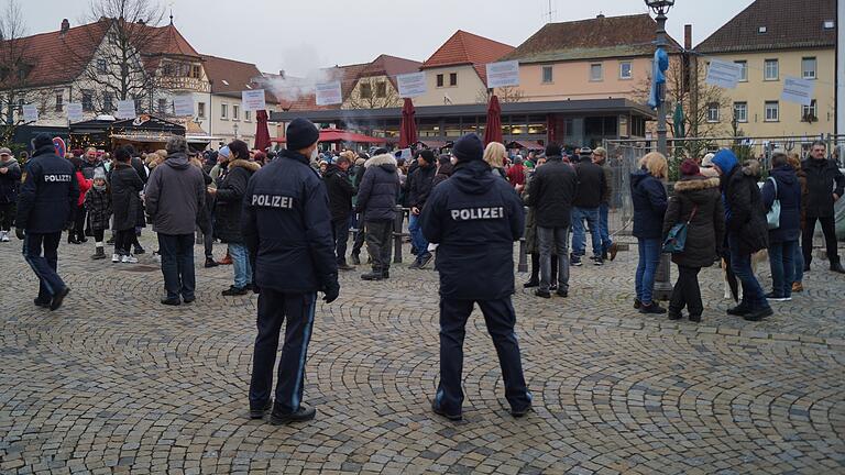 Die Polizei war mit zahlreichen Einsatzkräften vor Ort, eingreifen mussten sie aber nicht. Die Polizei war mit zahlreichen Einsatzkräften vor Ort, eingreifen mussten sie aber nicht.