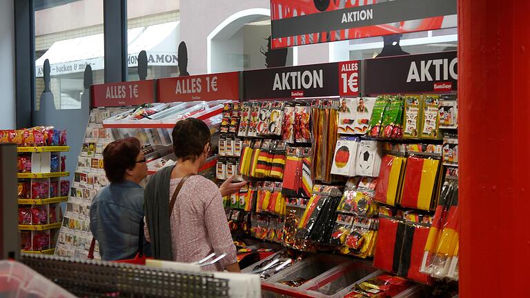 Volle Regale zu Zeiten der Fußball-Weltmeisterschaft: Wie ist die Nachfrage nach Fanartikeln in Würzburg in diesem Jahr?