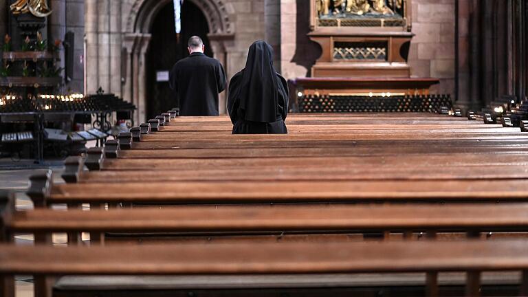 Leere Kirchenbänke: Die Bistümer im Bayern sind schwer von neuen Austrittsrekorden betroffen (Symbolbild).