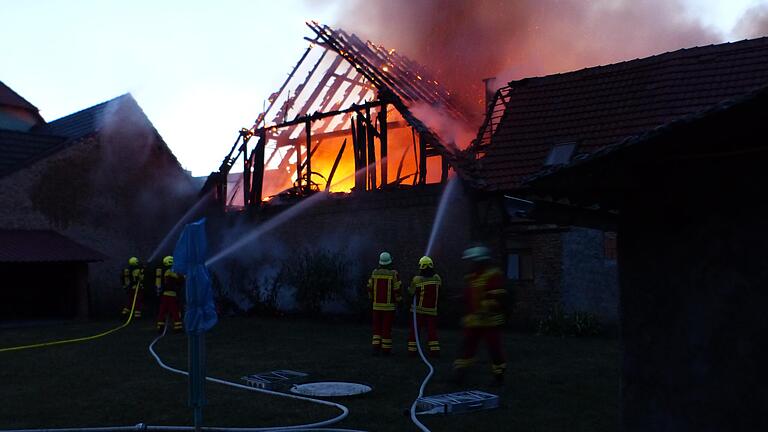 Mitten in Kleinlangheim brannten am Donnerstagabend eine Scheune und ein Haus ab. Ein Großaufgebot der Feuerwehren des Landkreises war im Einsatz.