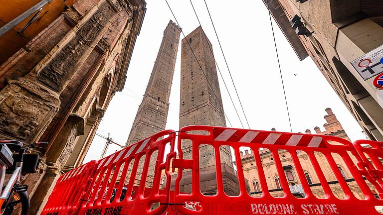 Sorge um schiefen Garisenda-Turm in Bologna.jpeg       -  Der Garisenda-Turm in Bologna könnte bald einstürzen.