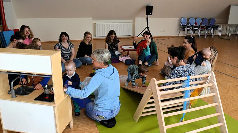 Der Verein Familie Mainschleife will Volkach und Umgebung familienfreundlicher machen. Dabei wird auch der Familienstützpunkt Volkach eine wichtige Schnittstelle sein, hier zu sehen bei seinem offenen Eltern-Kind-Treff. Der Verein Familie Mainschleife will Volkach und Umgebung familienfreundlicher machen. Dabei wird auch der Familienstützpunkt Volkach eine wichtige Schnittstelle sein, hier zu sehen bei seinem offenen Eltern-Kind-Treff.
