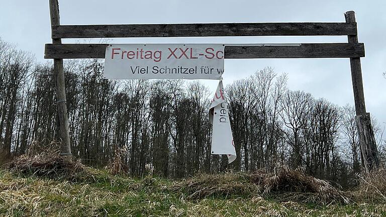 Seit langem ist hier freitags kein 'Schnitzeltag' mehr: Das Gasthaus im Guttenberger Wald verwahrlost.