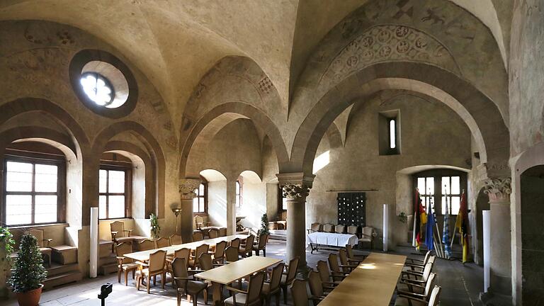 Der Wenzelsaal im ersten Stock des Grafeneckart stammt aus dem späten 12. Jahrhundert. Mehr als 400 Jahre lang tagte hier der Stadtrat. Bis heute ist er die gute Stube der Stadt.