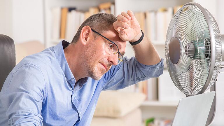 Bei Hitze im Büro helfen Ventilatoren. Arbeitgeber sind verpflichtet, bei hohen Temperaturen auf den Gesundheitsschutz der Arbeitnehmer zu achten.&nbsp;