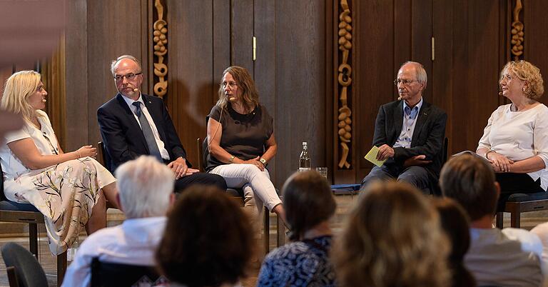 Bei der Premiere der Mainfränkischen Pflegegespräche diskutierten im Juli (von links) Bayerns Gesundheitsministerin Melanie Huml (CSU), Walter Herberth (Oberpflegeamtsdirektor Stiftung Juliusspital), Annette Noffz (leitende Stiftungsdirektorin Bürgerspital) und der Würzburger Sozialwissenschaftler Professor Ernst Engelke, moderiert von Andrea Czygan (Main-Post). Bei der Premiere der Mainfränkischen Pflegegespräche diskutierten im Juli (von links) Bayerns Gesundheitsministerin Melanie Huml (CSU), Walter Herberth (Oberpflegeamtsdirektor Stiftung Juliusspital), Annette Noffz (leitende Stiftungsdirektorin Bürgerspital) und der Würzburger Sozialwissenschaftler Professor Ernst Engelke, moderiert von Andrea Czygan (Main-Post).