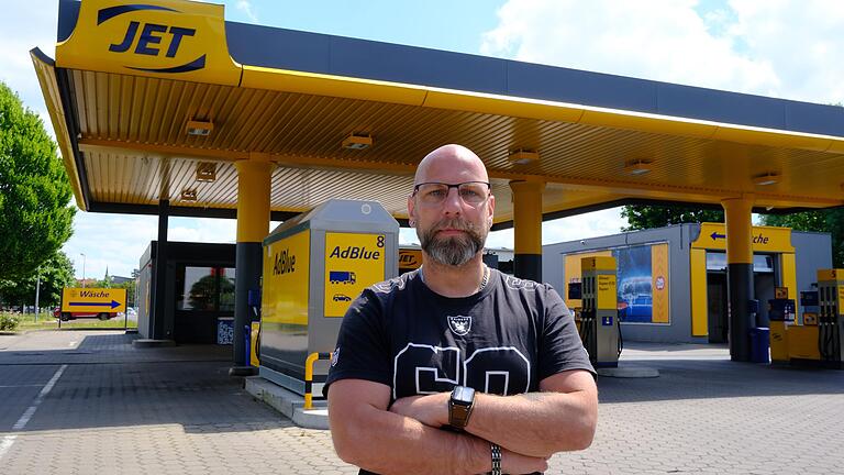 Unfreiwilliger Tank-Stopp: Wegen der Bauarbeiten in der Schweinfurter Straße ist die Jet-Tankstelle seit vergangenen Freitag nicht regelkonform zu erreichen. Man muss ein Verkehrszeichen und eine durchgezogene Mittellinie missachten. Andreas Heidemann, ehemaliger Filialleiter und jetzt Kunde, ärgert sich über die Verkehrsführung. Zum Ende der Woche zeichnet sich aber eine Lösung ab. Unfreiwilliger Tank-Stopp: Wegen der Bauarbeiten in der Schweinfurter Straße ist die Jet-Tankstelle seit vergangenen Freitag nicht regelkonform zu erreichen. Man muss ein Verkehrszeichen und eine durchgezogene Mittellinie missachten. Andreas Heidemann, ehemaliger Filialleiter und jetzt Kunde, ärgert sich über die Verkehrsführung. Zum Ende der Woche zeichnet sich aber eine Lösung ab.