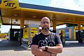 Unfreiwilliger Tank-Stopp: Wegen der Bauarbeiten in der Schweinfurter Straße ist die Jet-Tankstelle seit vergangenen Freitag nicht regelkonform zu erreichen. Man muss ein Verkehrszeichen und eine durchgezogene Mittellinie missachten. Andreas Heidemann, ehemaliger Filialleiter und jetzt Kunde, ärgert sich über die Verkehrsführung. Zum Ende der Woche zeichnet sich aber eine Lösung ab.