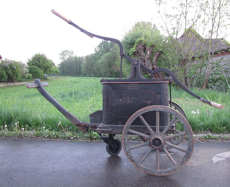 Diese alte Wasserpumpe aus dem Jahr 1872 wird auch beim diesjährigen Festzug zum 150jährigen Bestehen der Feuerwehr Fuchsstadt dabei sein. Diese alte Wasserpumpe aus dem Jahr 1872 wird auch beim diesjährigen Festzug zum 150jährigen Bestehen der Feuerwehr Fuchsstadt dabei sein.