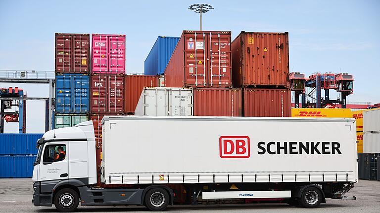 DB Schenker im Hamburger Hafen       -  Milliardengeschäft bei der Bahn: Die Tochter Schenker wird verkauft.