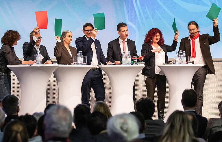 'Soll das Parken in der Innenstadt teurer werden, damit mehr Menschen den ÖPNV benutzen?' OB Schuchardt konnte sich lange nicht entscheiden, ob er ja (grün) oder nein (rot) sagen sollte.&nbsp;&nbsp;