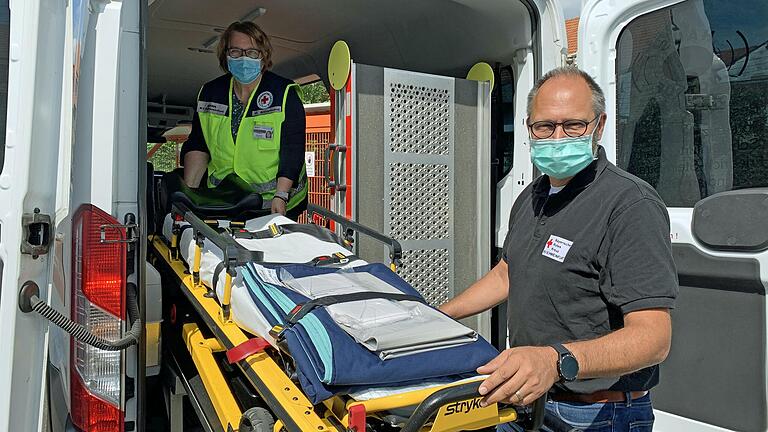 Freuen sich darüber, nun mit dem neuen Hospizmobil Wünsche erfüllen zu können: Gabi Siegmund (links) und Thomas Lindörfer (rechts). Freuen sich darüber, nun mit dem neuen Hospizmobil Wünsche erfüllen zu können: Gabi Siegmund (links) und Thomas Lindörfer (rechts).