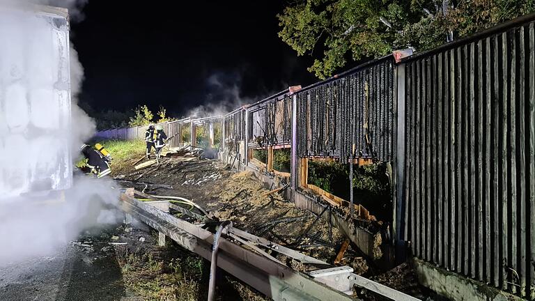 Große Löcher klaffen in der Lärmschutzwand, die ebenfalls ein Raub der Flammen wurde.