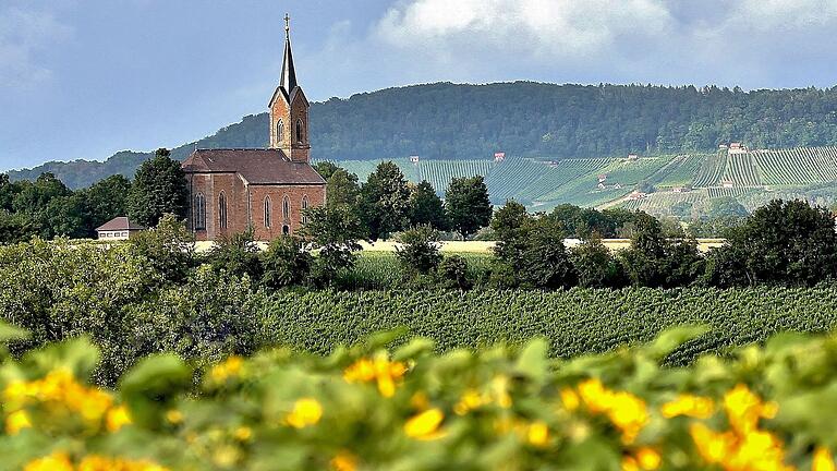 Die Bischwinder Kapelle vor den Weinbergslagen des Falkenbergs.