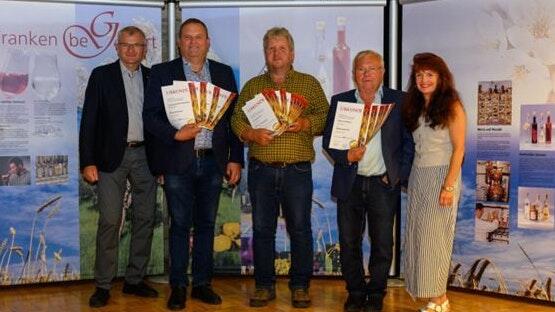 Einige der erfolgreichen Brenner aus dem Landkreis Rhön-Grabfeld. Im Bild von links : Hubert Fröhlich (Vorsitzender des Fränkischen Klein- und Obstbrennerverbandes), Michael Weber (Fladungen),  Karlheinz Zeis  (Alsleben), Hubert Kaufmann  (Weisbach), Andrea Bätz (Geschäftsführerin des Klein- und Obstbrennerverbandes).