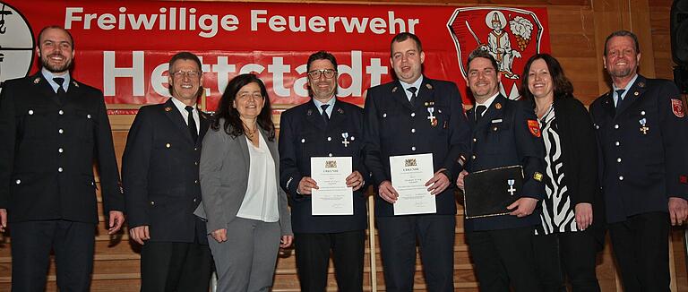 Verleihung Staatlicher Ehrenzeichen (von links): Kommandant Daniel Hölzlhammer, KBR Michael Reitzenstein, Christine Haupt-Kreutzer (stellvertretende Landrätin), Guido Hetzer und Christian Klug (Staatliche Ehrenzeichen in Silber), KBI  René Herbert, Bürgermeisterin Andrea Rothenbucher sowie Volker Amon (stellvertretender Bürgermeister).