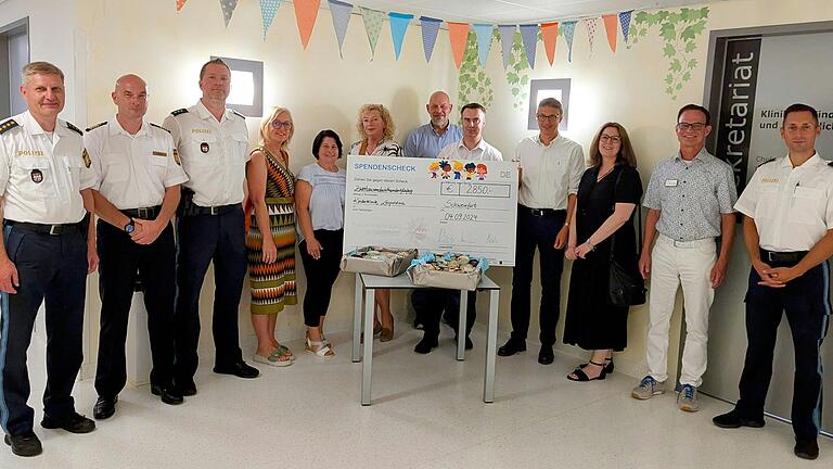 Dr. Johannes Herrmann (Chefarzt der Kinderklinik, 2.v.r.) freute sich gemeinsam mit den Vertreter der an der Spenden beteiligten Behörden.&nbsp;